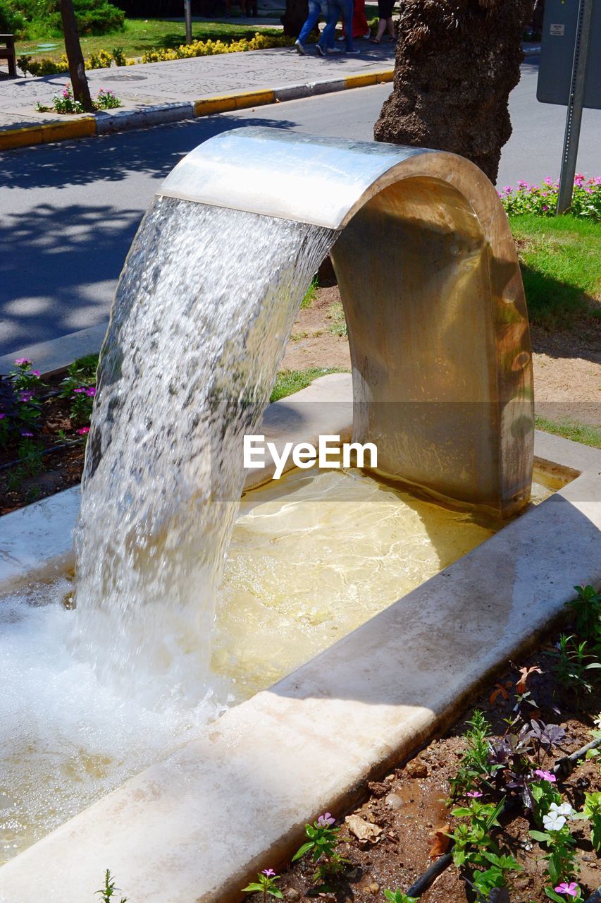 CLOSE-UP OF FOUNTAIN AGAINST WATER