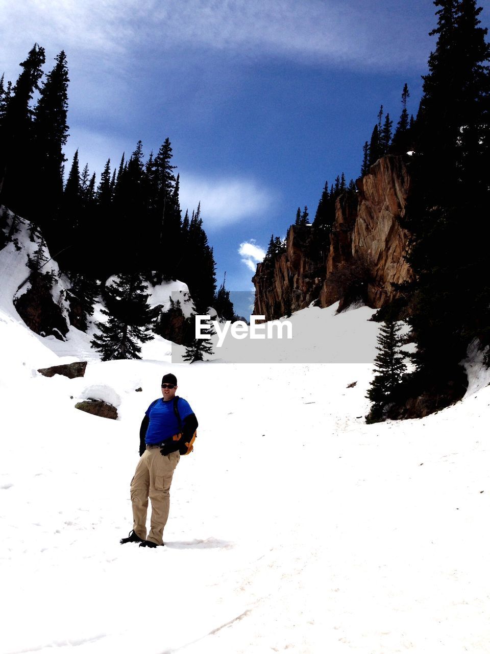 FULL LENGTH REAR VIEW OF MAN SKIING ON SNOW