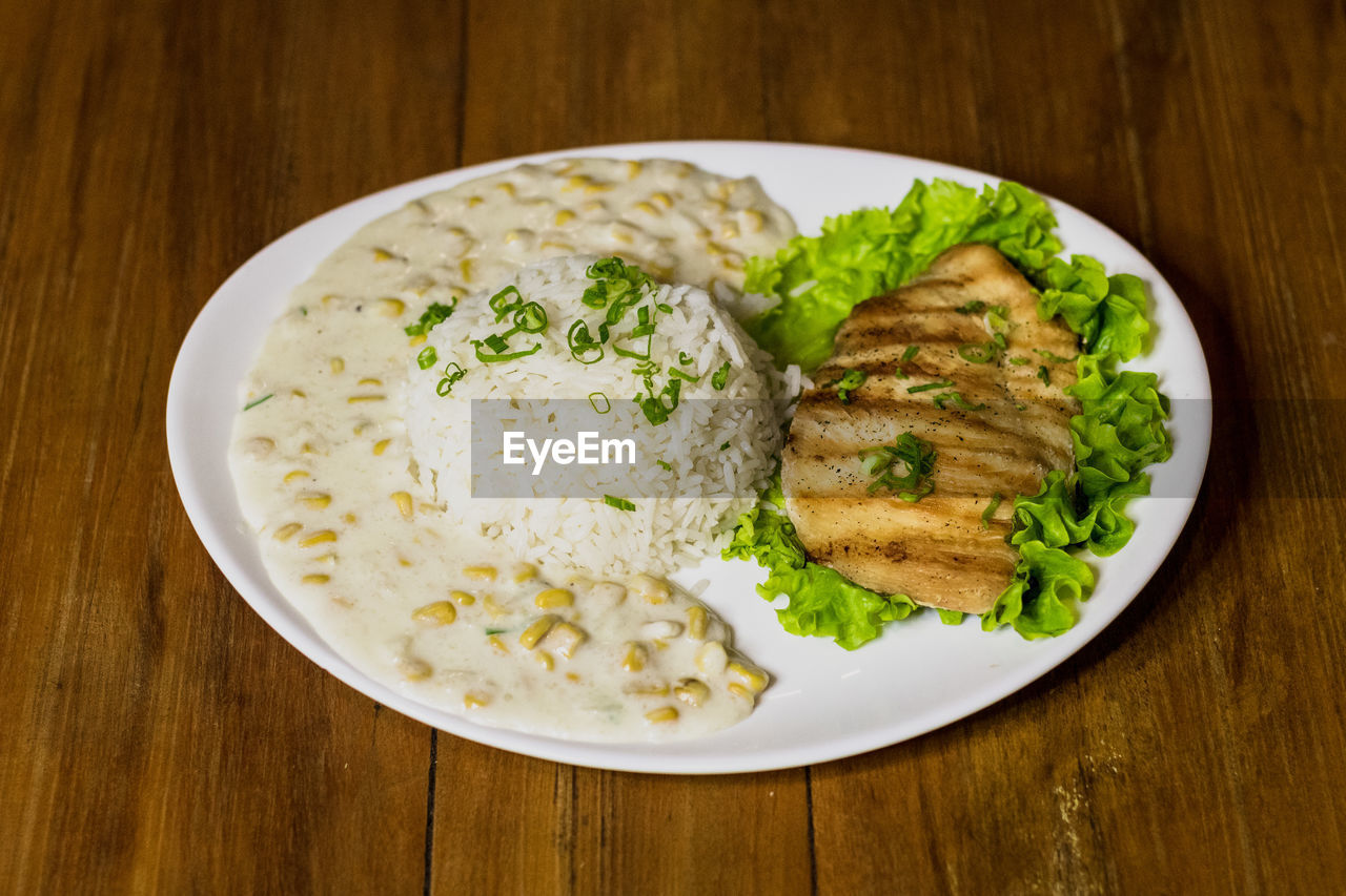 HIGH ANGLE VIEW OF FOOD SERVED IN PLATE