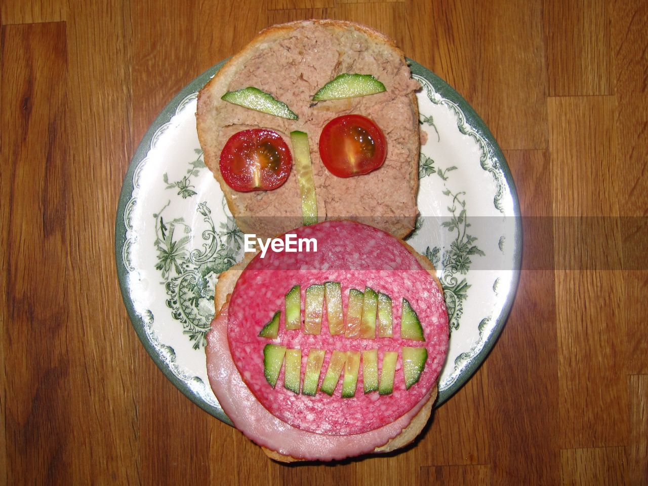 Anthropomorphic face on sandwich