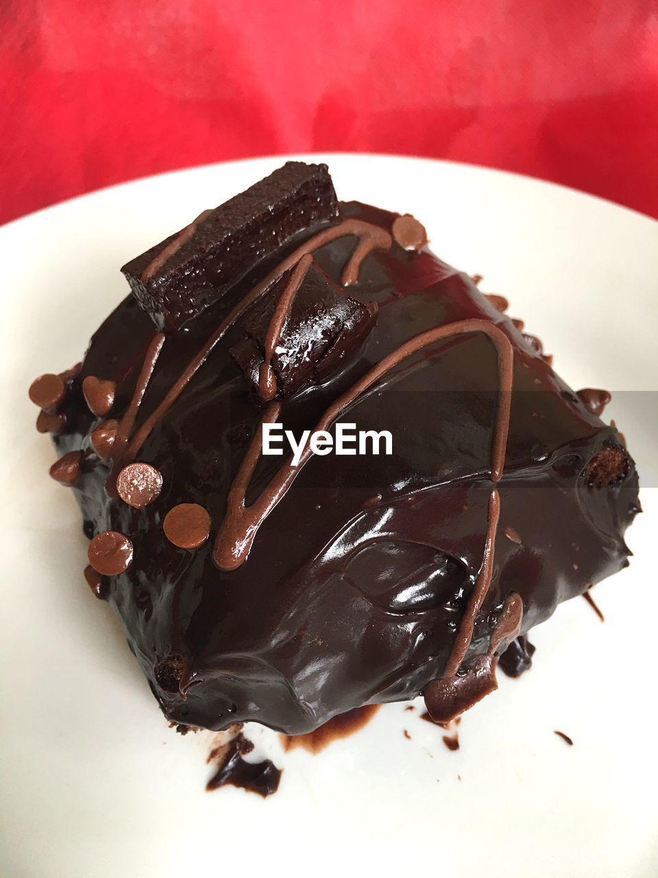 CLOSE-UP OF CHOCOLATE CAKE WITH ICE CREAM