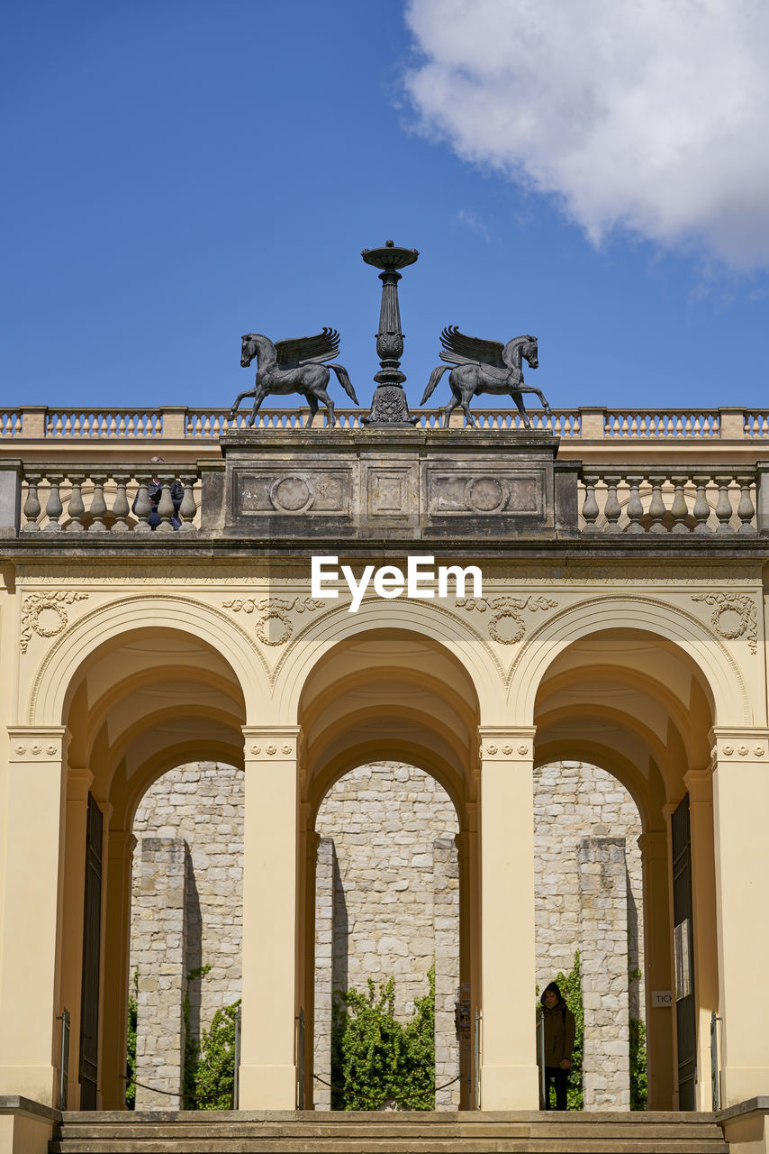 LOW ANGLE VIEW OF HISTORICAL BUILDING AGAINST SKY