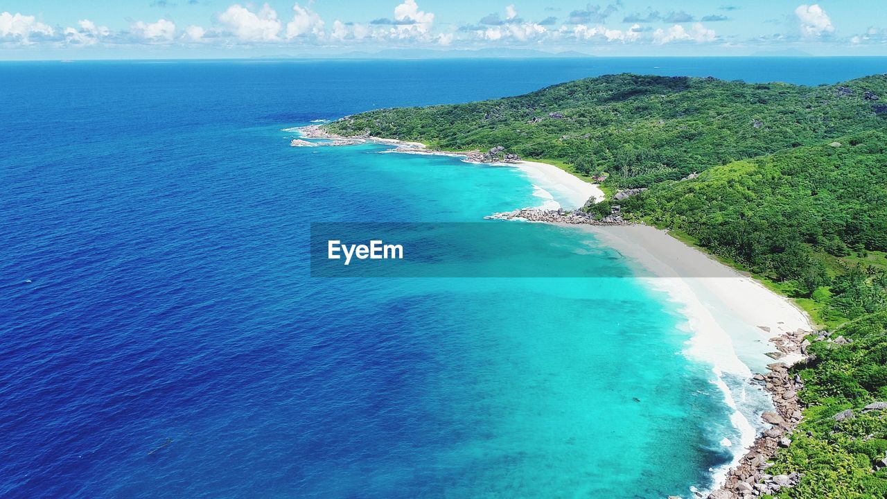 AERIAL VIEW OF SEA AGAINST SKY