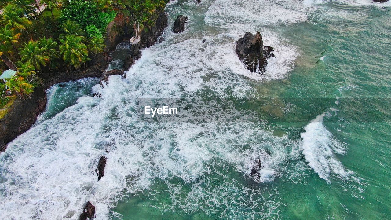 HIGH ANGLE VIEW OF FLOWING WATER