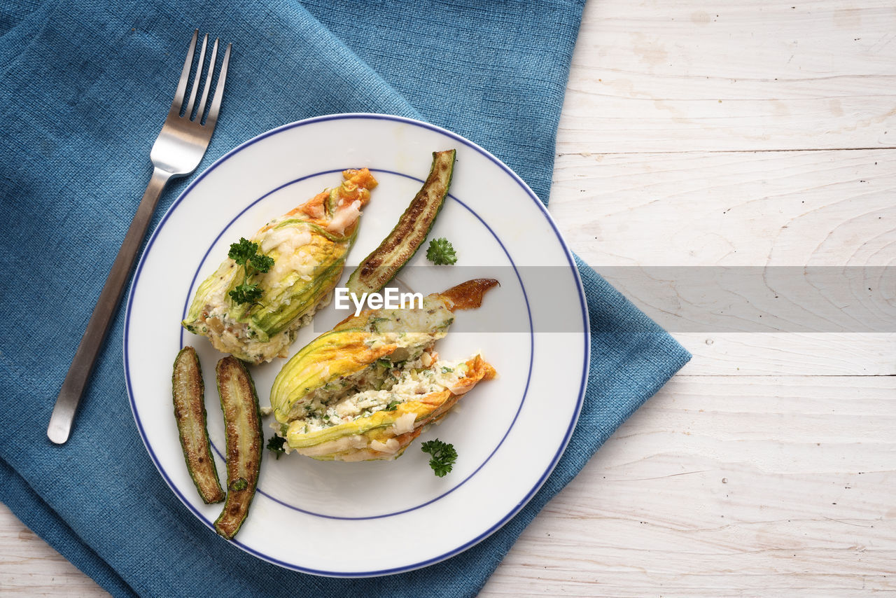 HIGH ANGLE VIEW OF BREAKFAST ON PLATE