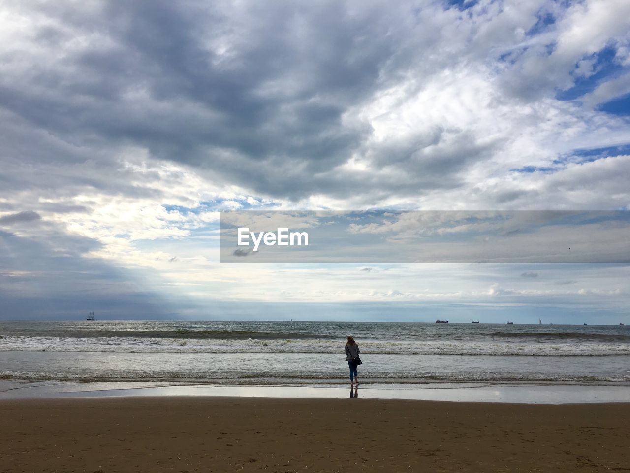 VIEW OF SEA AGAINST CLOUDY SKY