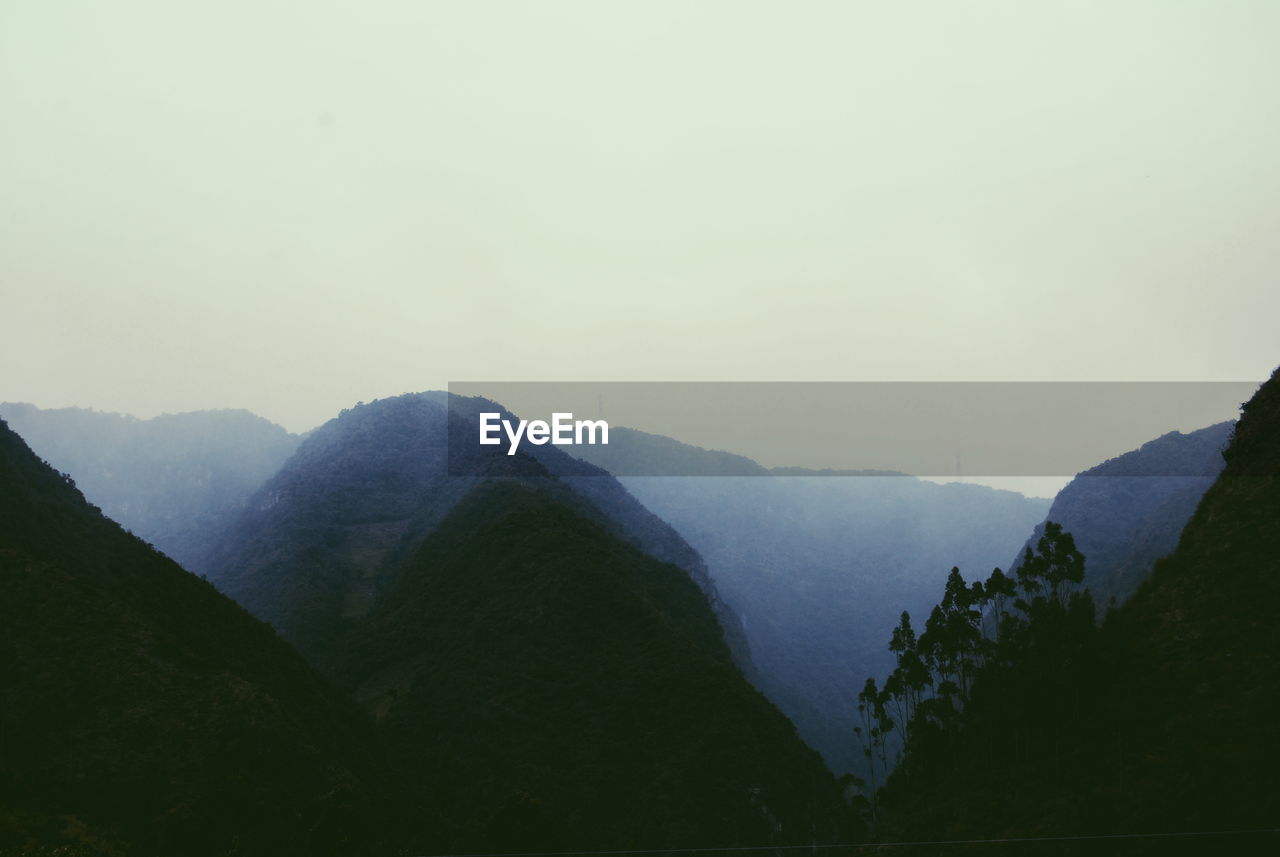 SCENIC VIEW OF MOUNTAIN RANGE AGAINST SKY