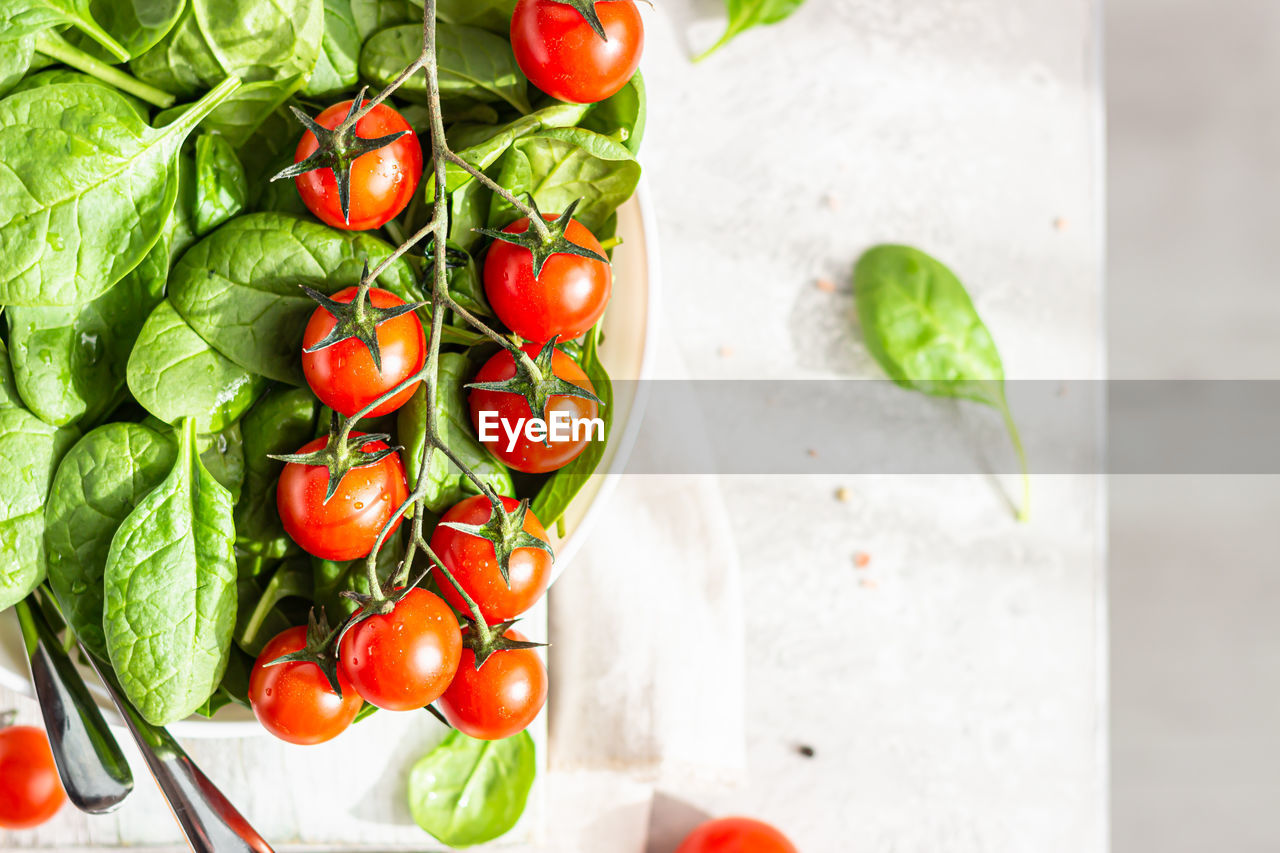 HIGH ANGLE VIEW OF TOMATOES IN PLATE