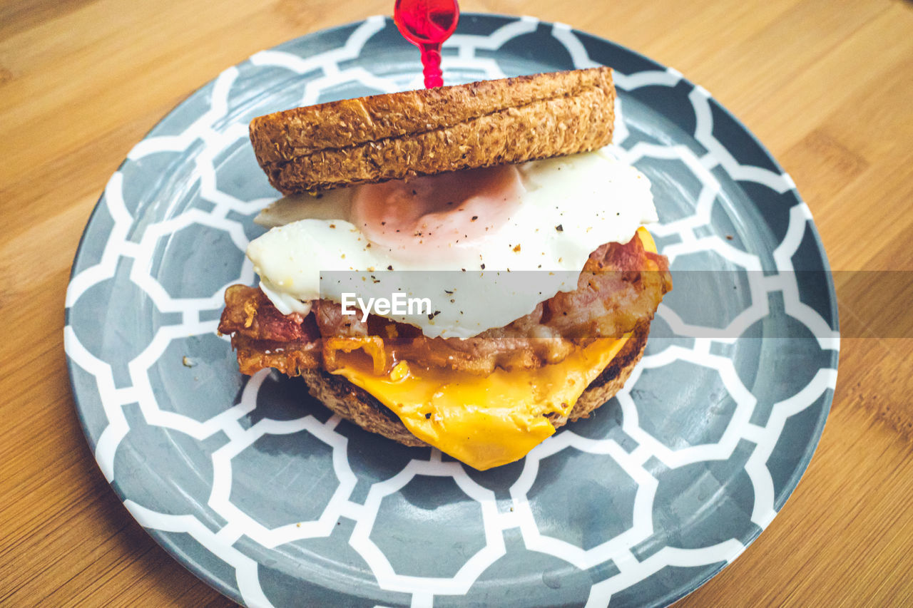 HIGH ANGLE VIEW OF BREAKFAST ON PLATE