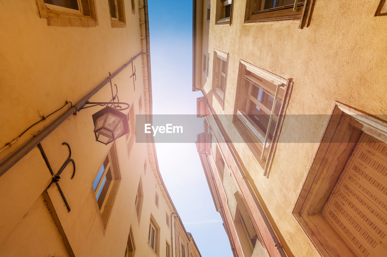 LOW ANGLE VIEW OF OLD BUILDING AGAINST SKY