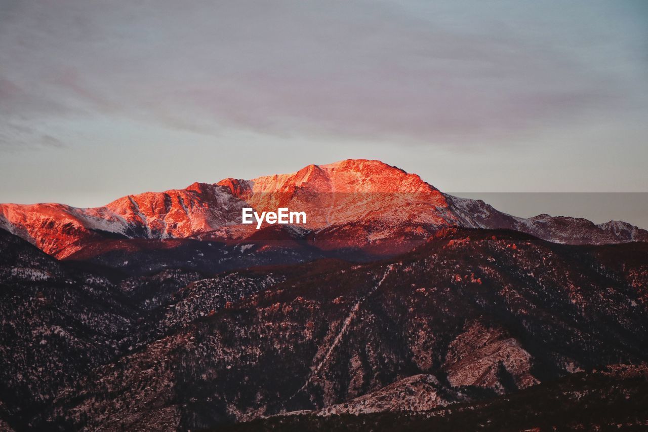 LOW ANGLE VIEW OF MOUNTAINS AGAINST SKY