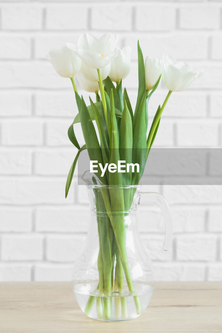 CLOSE-UP OF WHITE FLOWER IN VASE ON TABLE