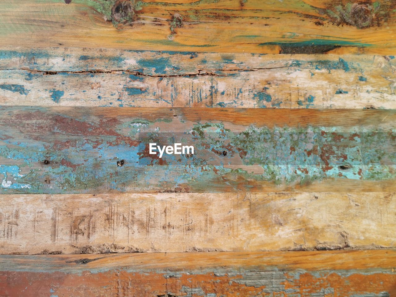 FULL FRAME SHOT OF WEATHERED WOODEN FLOOR