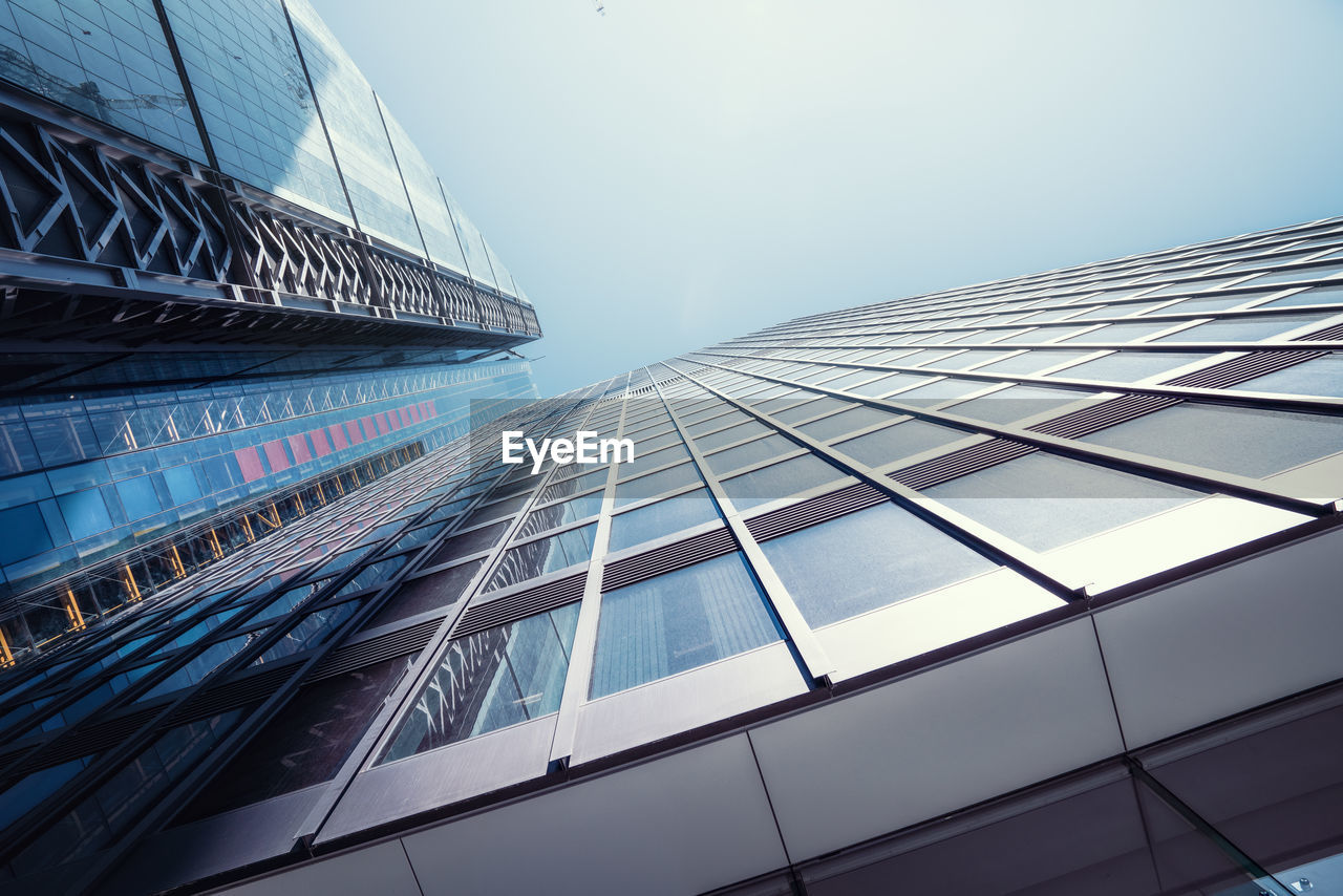 LOW ANGLE VIEW OF GLASS BUILDING AGAINST SKY