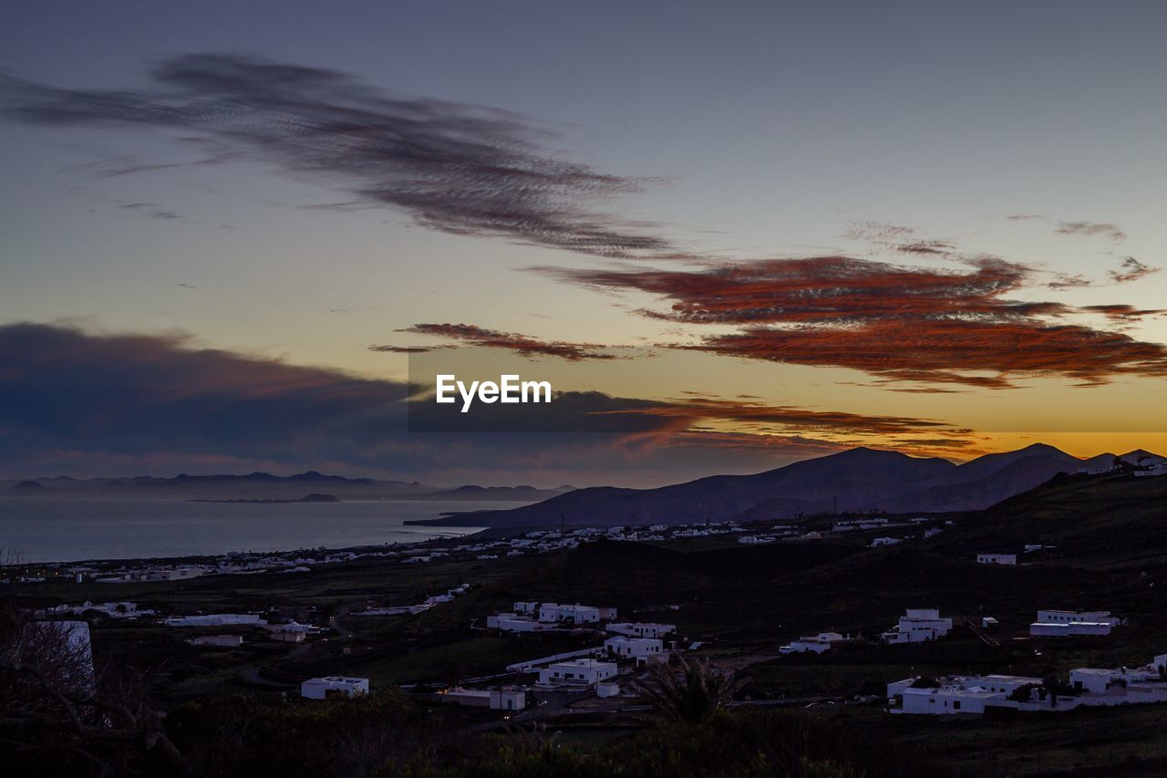 SCENIC VIEW OF SEA AGAINST SKY AT SUNSET