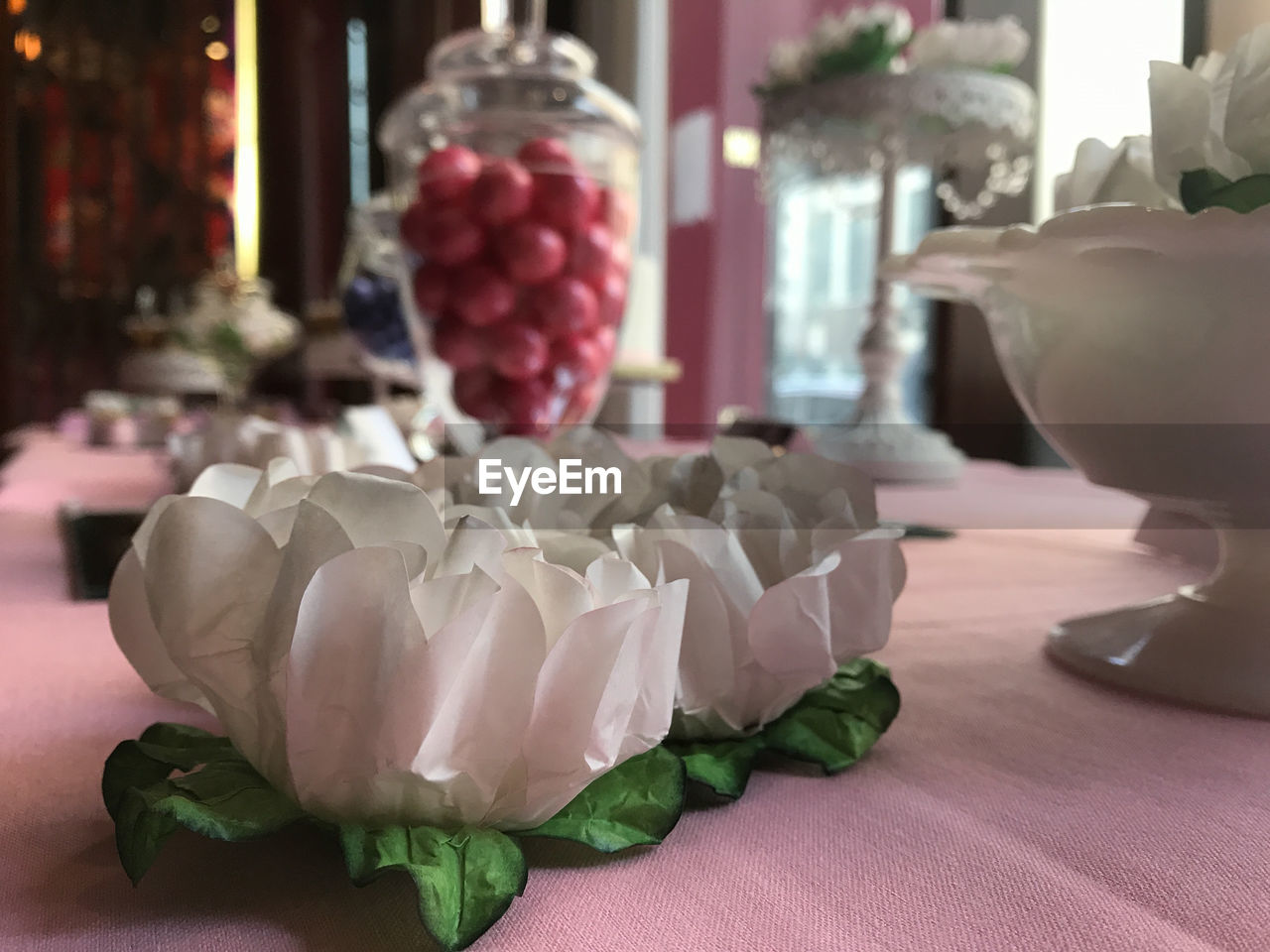 CLOSE-UP OF ROSES ON CAKE