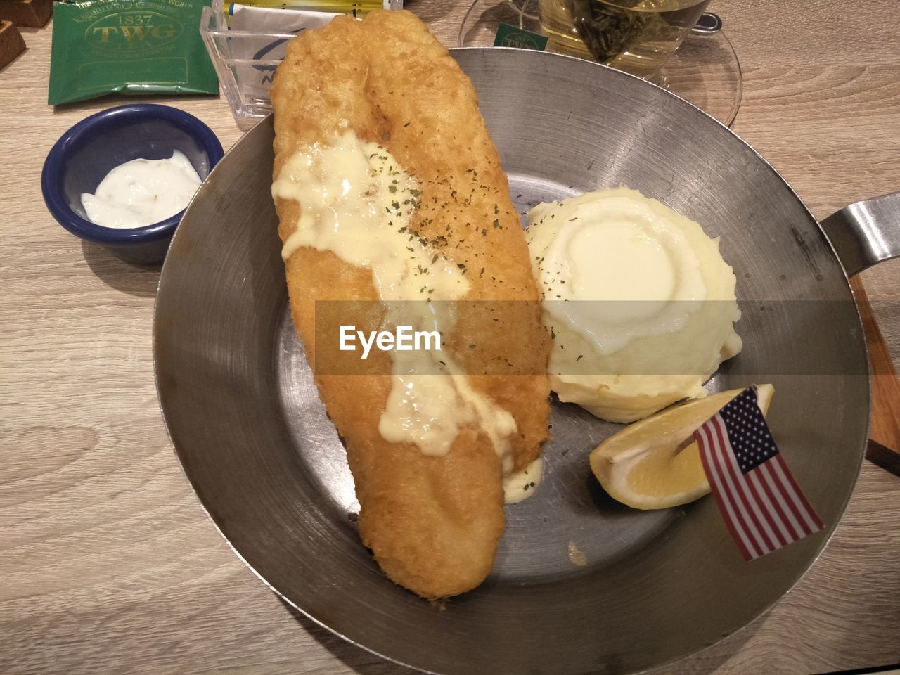 HIGH ANGLE VIEW OF BREAD IN PLATE