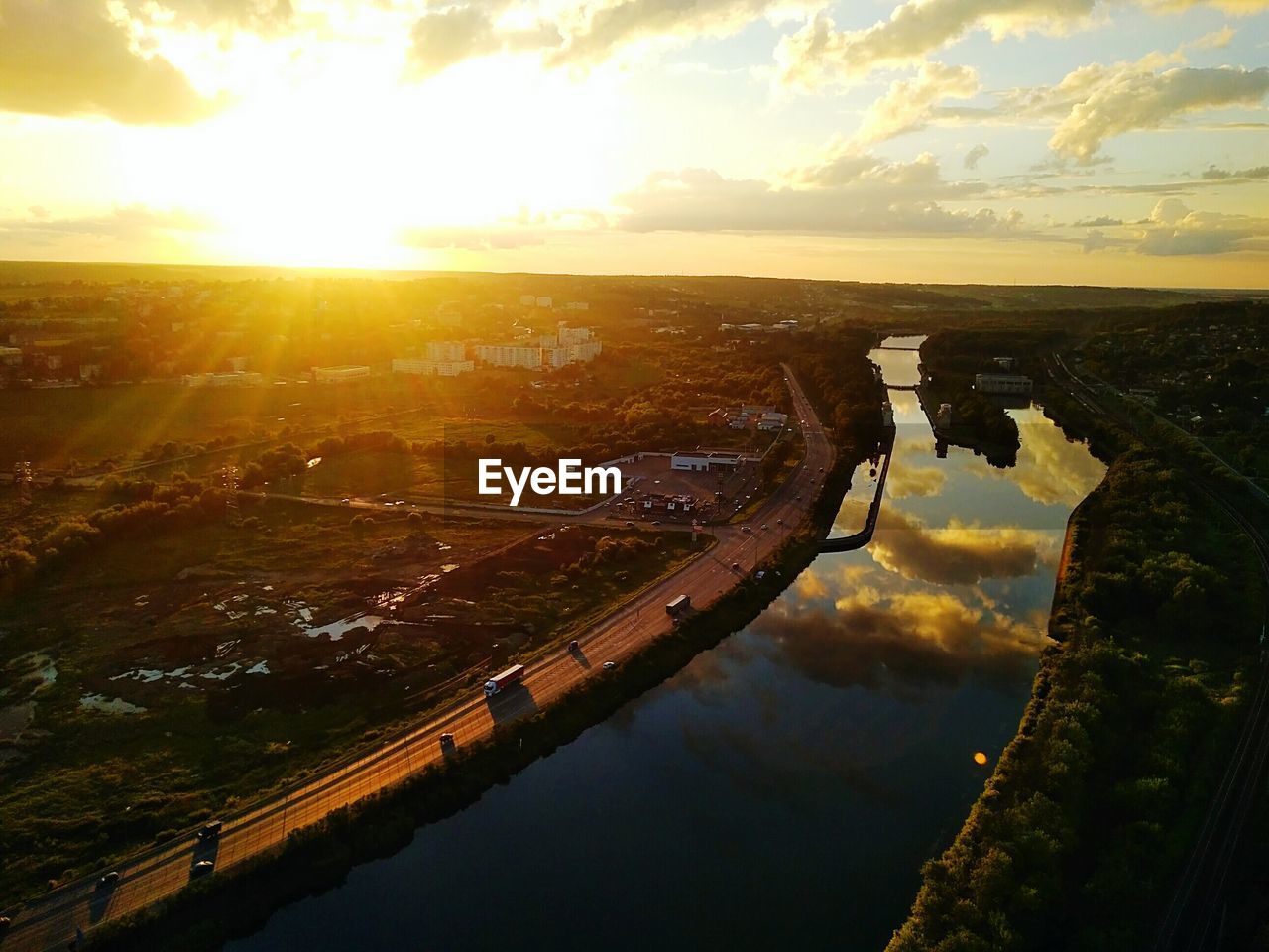 AERIAL VIEW OF RIVER AMIDST CITYSCAPE AGAINST SKY