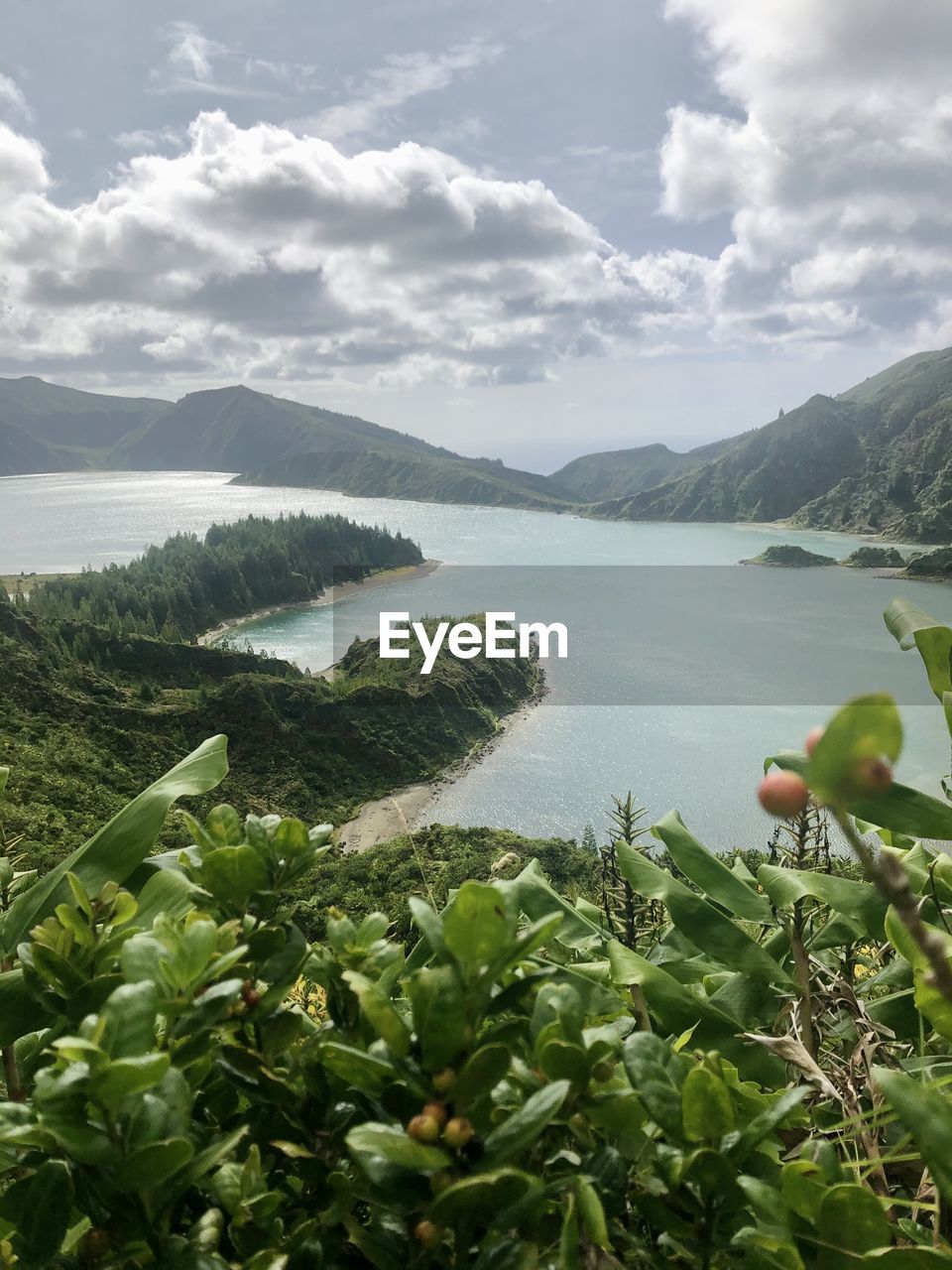 PANORAMIC VIEW OF LAKE AGAINST SKY