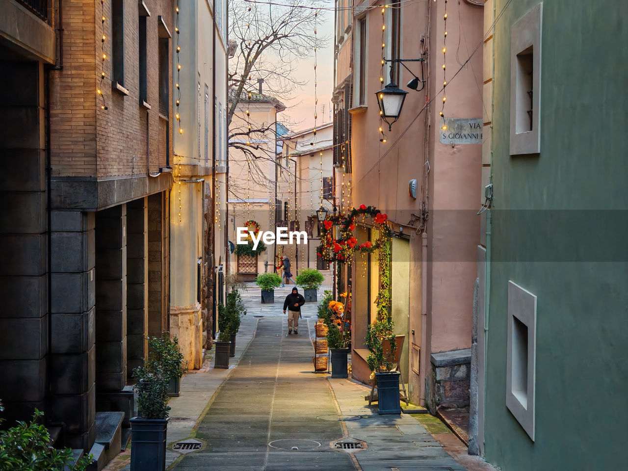 alley, architecture, road, street, building exterior, urban area, neighbourhood, built structure, city, building, infrastructure, town, residential district, adult, nature, footpath, the way forward, men, plant, lane, day, walking, outdoors, facade, women, lifestyles, city life, narrow, group of people, full length
