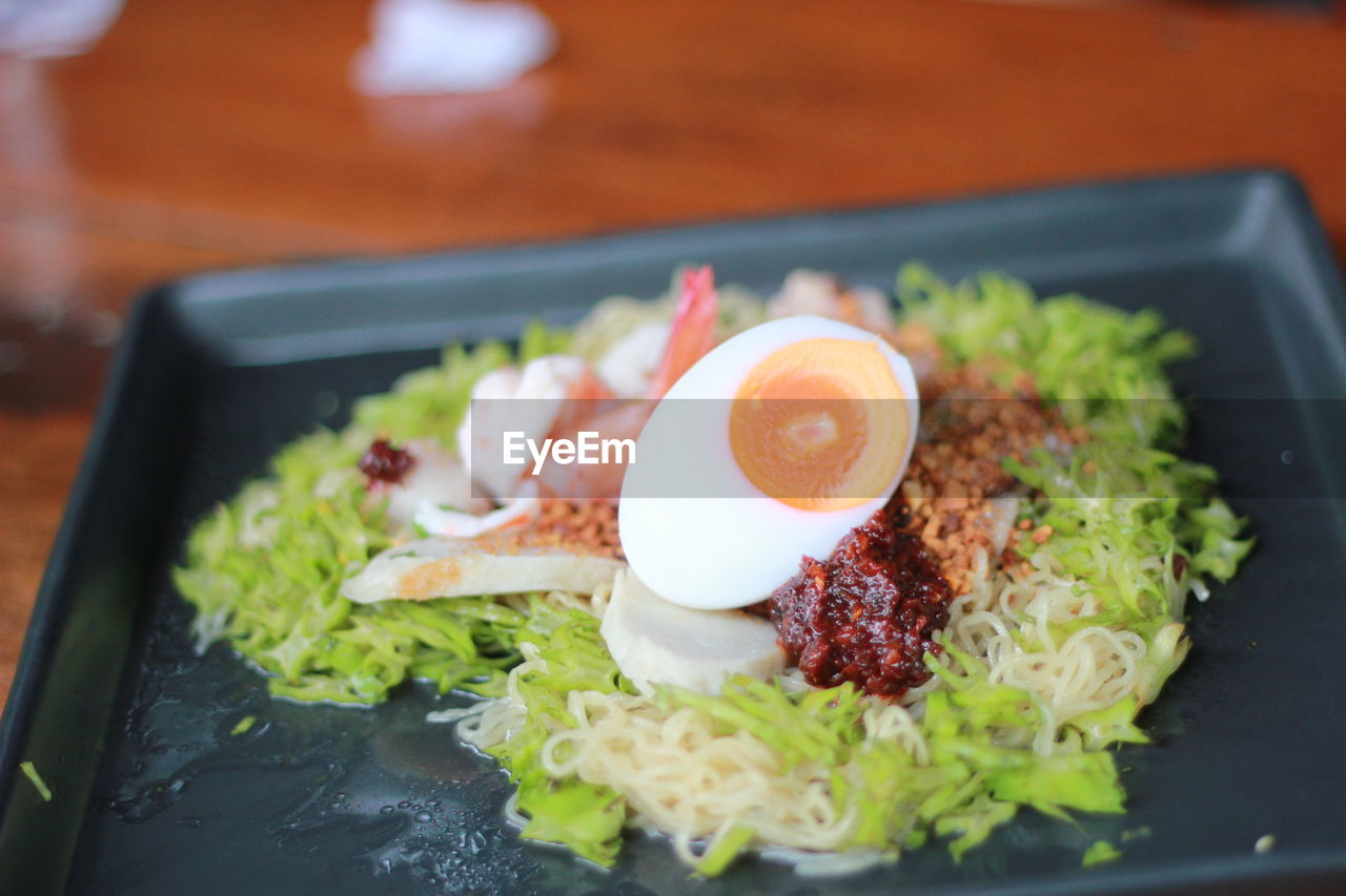 CLOSE-UP OF FOOD IN PLATE