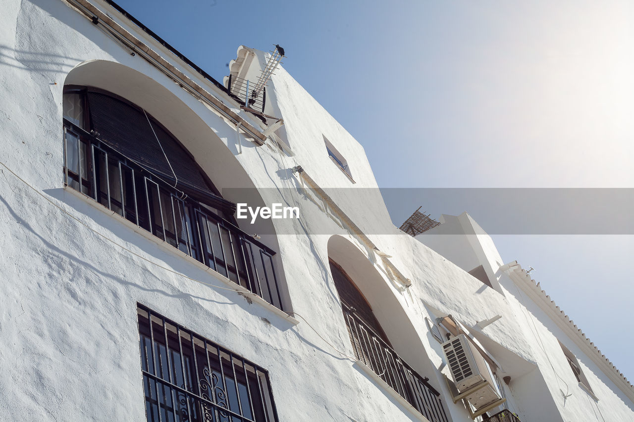 LOW ANGLE VIEW OF WHITE BUILDING AGAINST SKY