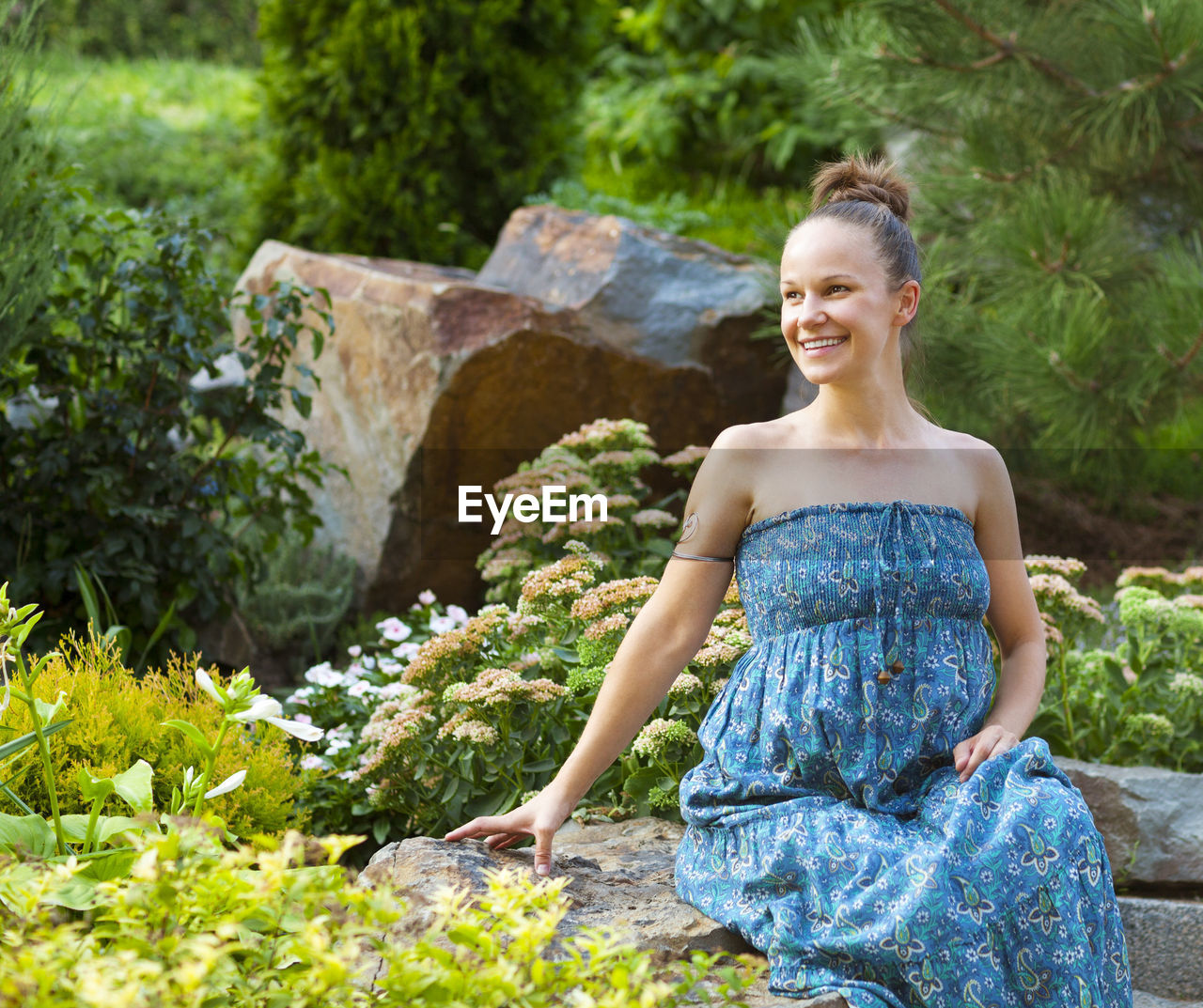 PORTRAIT OF SMILING YOUNG WOMAN