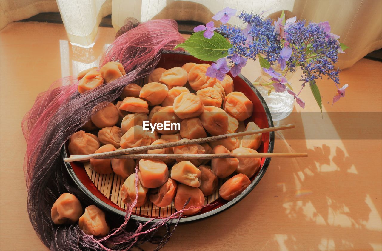 HIGH ANGLE VIEW OF VEGETABLES ON TABLE