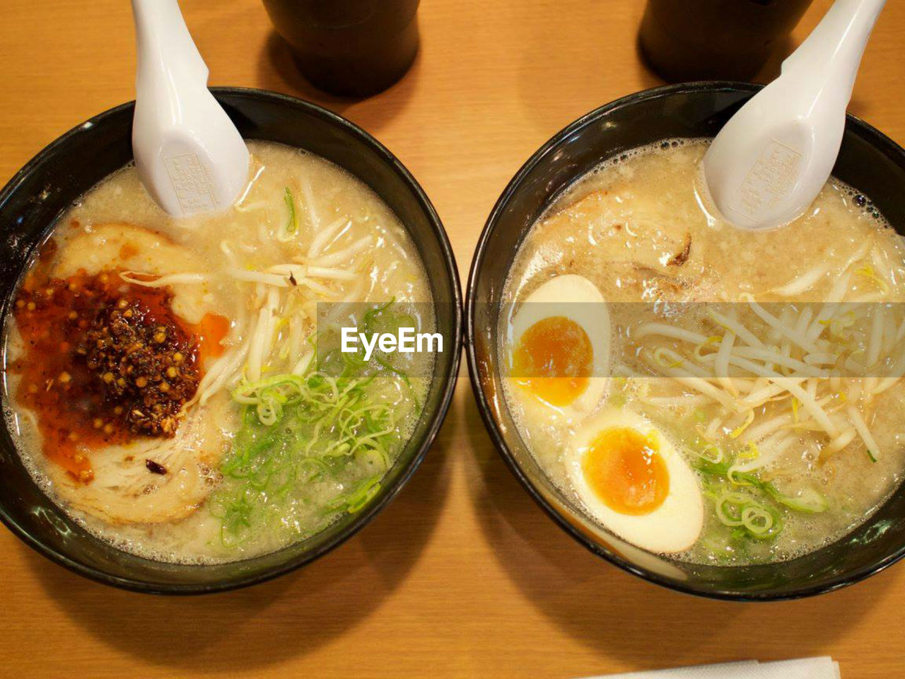 HIGH ANGLE VIEW OF FOOD IN BOWL