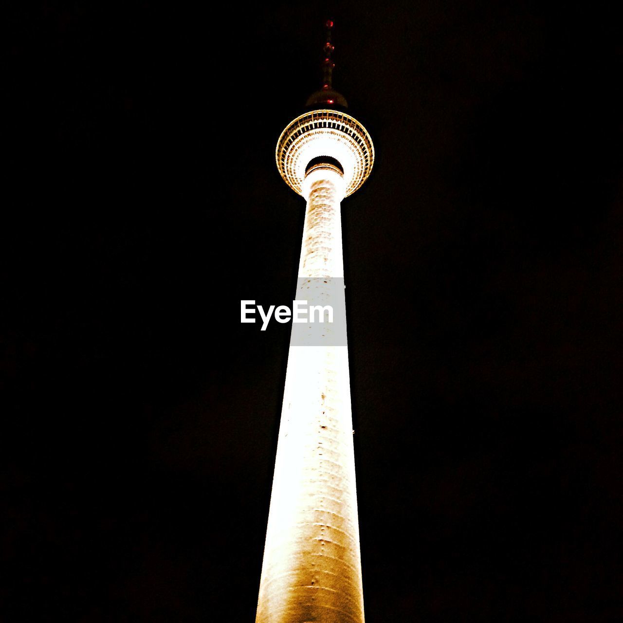 LOW ANGLE VIEW OF FERNSEHTURM TOWER AT NIGHT
