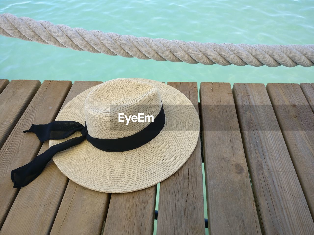 HIGH ANGLE VIEW OF HAT ON CHAIR