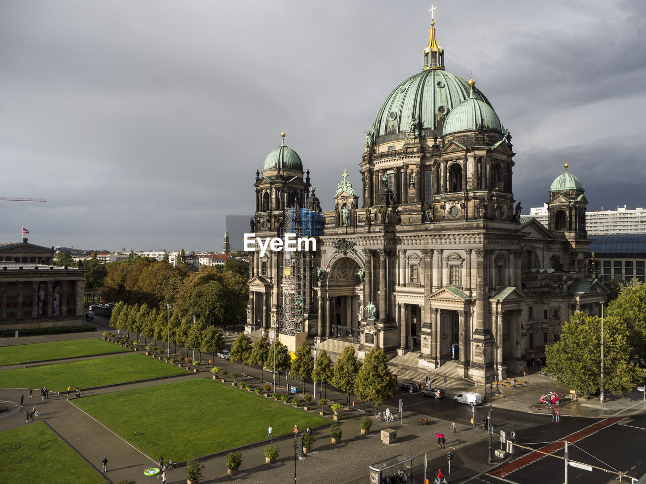 CATHEDRAL IN CITY AGAINST SKY