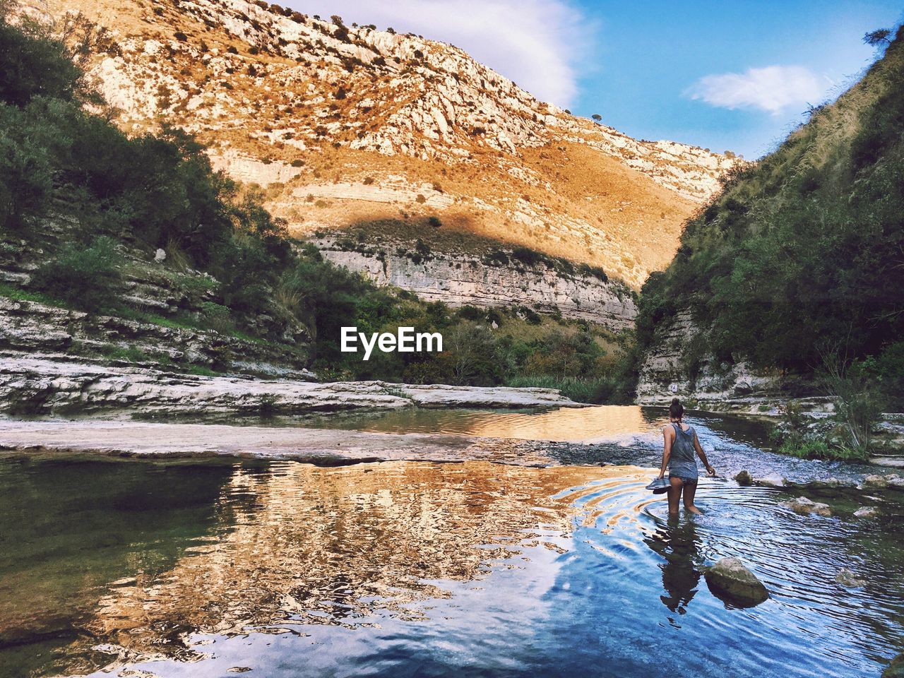 SCENIC VIEW OF RIVER AGAINST MOUNTAINS