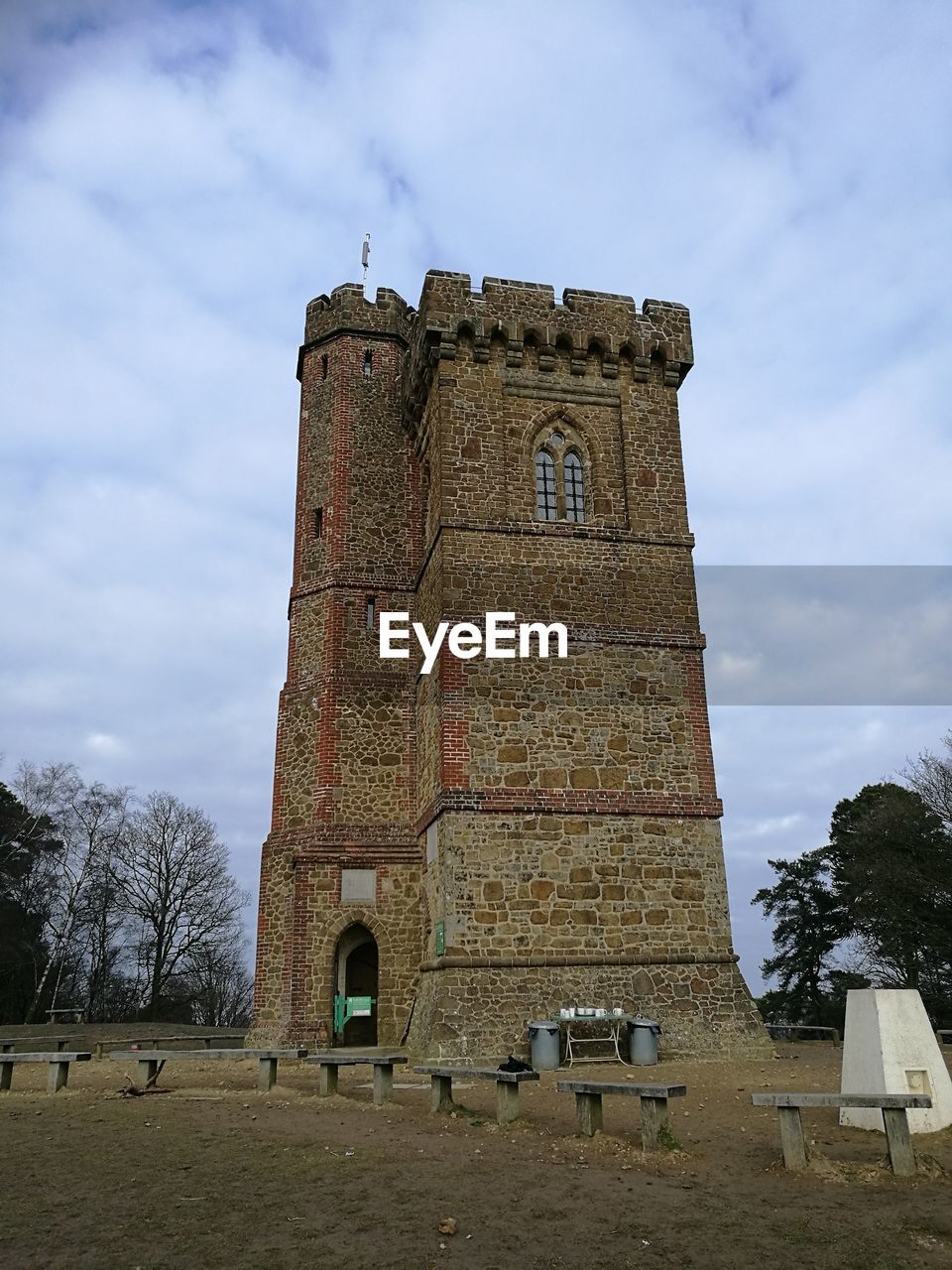 LOW ANGLE VIEW OF BUILT STRUCTURE AGAINST SKY