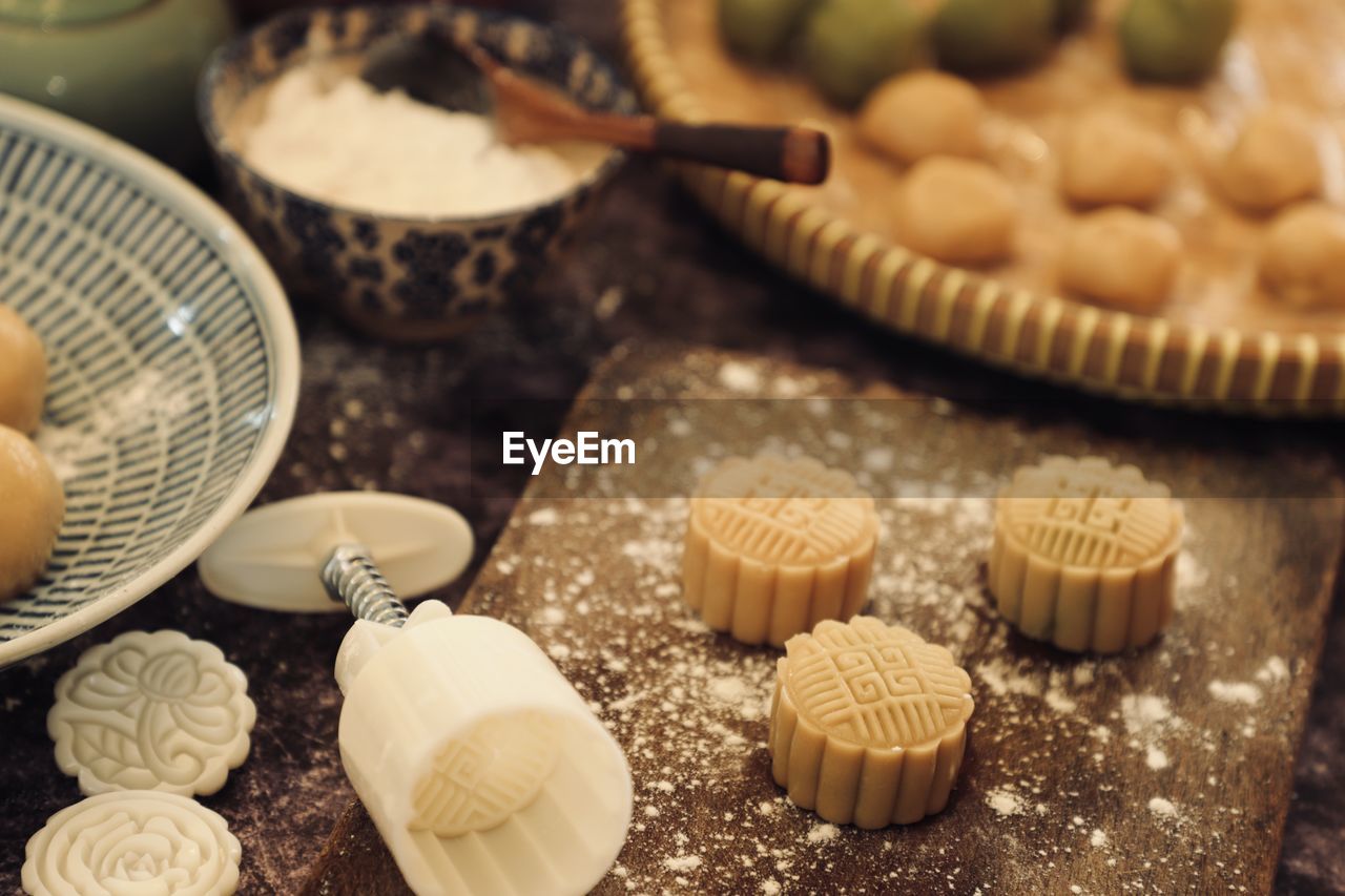 Making yue bing, the traditional baked mooncake