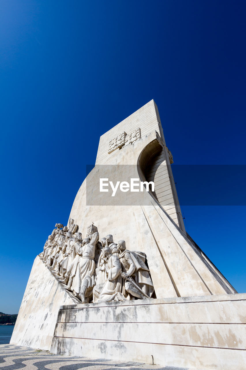 LOW ANGLE VIEW OF STATUE AGAINST SKY