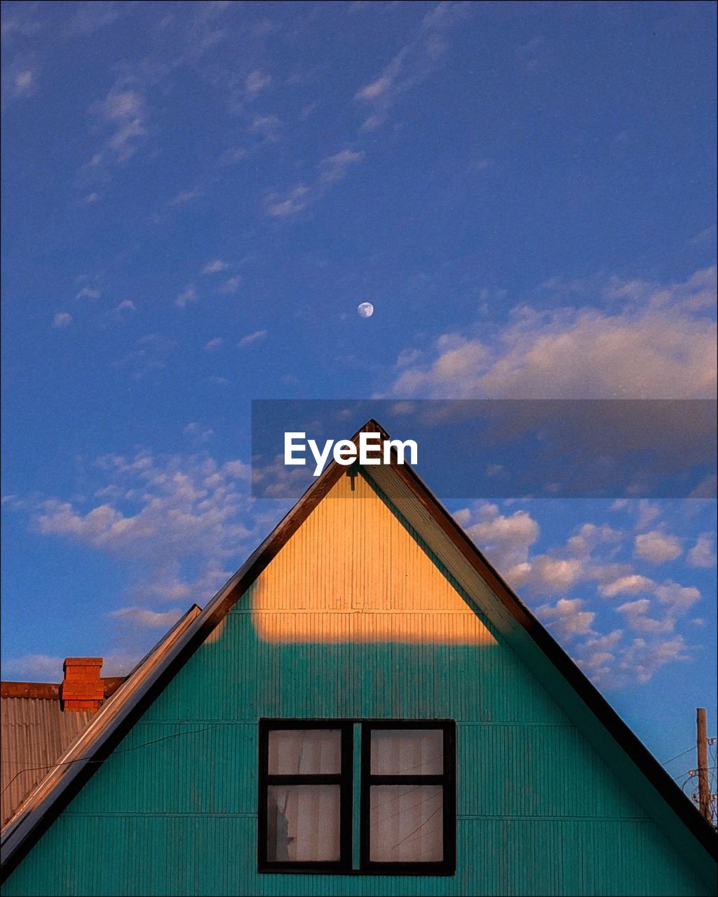 LOW ANGLE VIEW OF HOUSE AGAINST SKY
