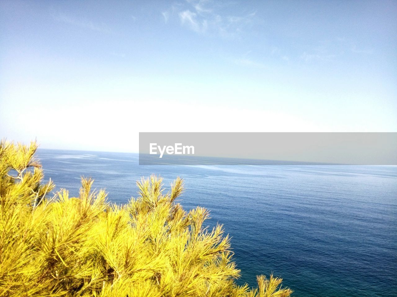 IDYLLIC VIEW OF SEA AGAINST BLUE SKY