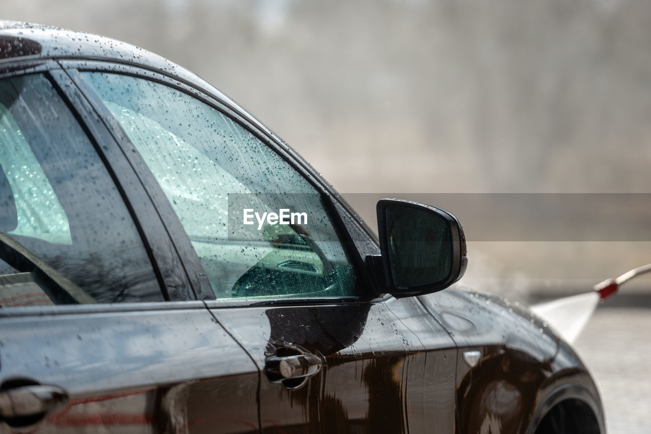 CLOSE-UP OF SIDE-VIEW MIRROR