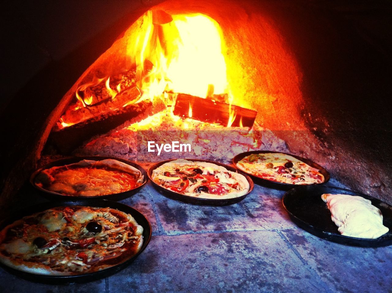 Pizza in wood burning stove