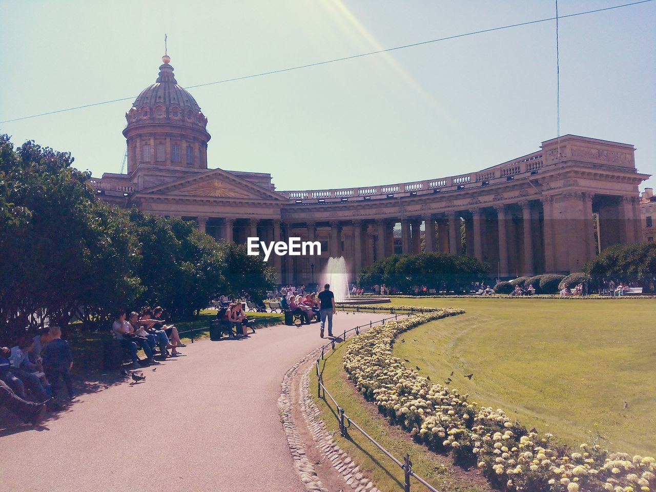 PEOPLE BY HISTORIC BUILDING AGAINST SKY