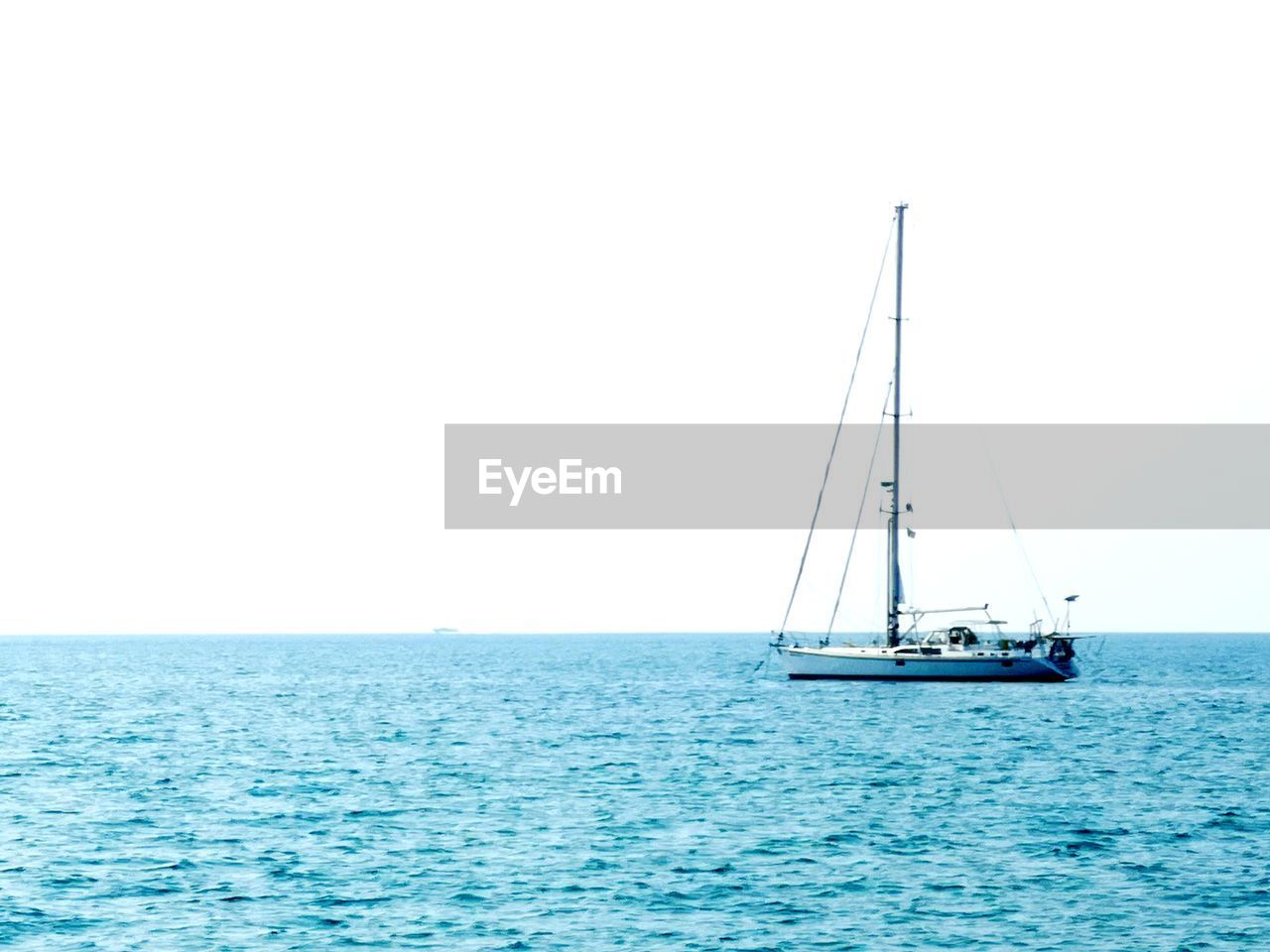 SAILBOATS SAILING ON SEA AGAINST CLEAR SKY