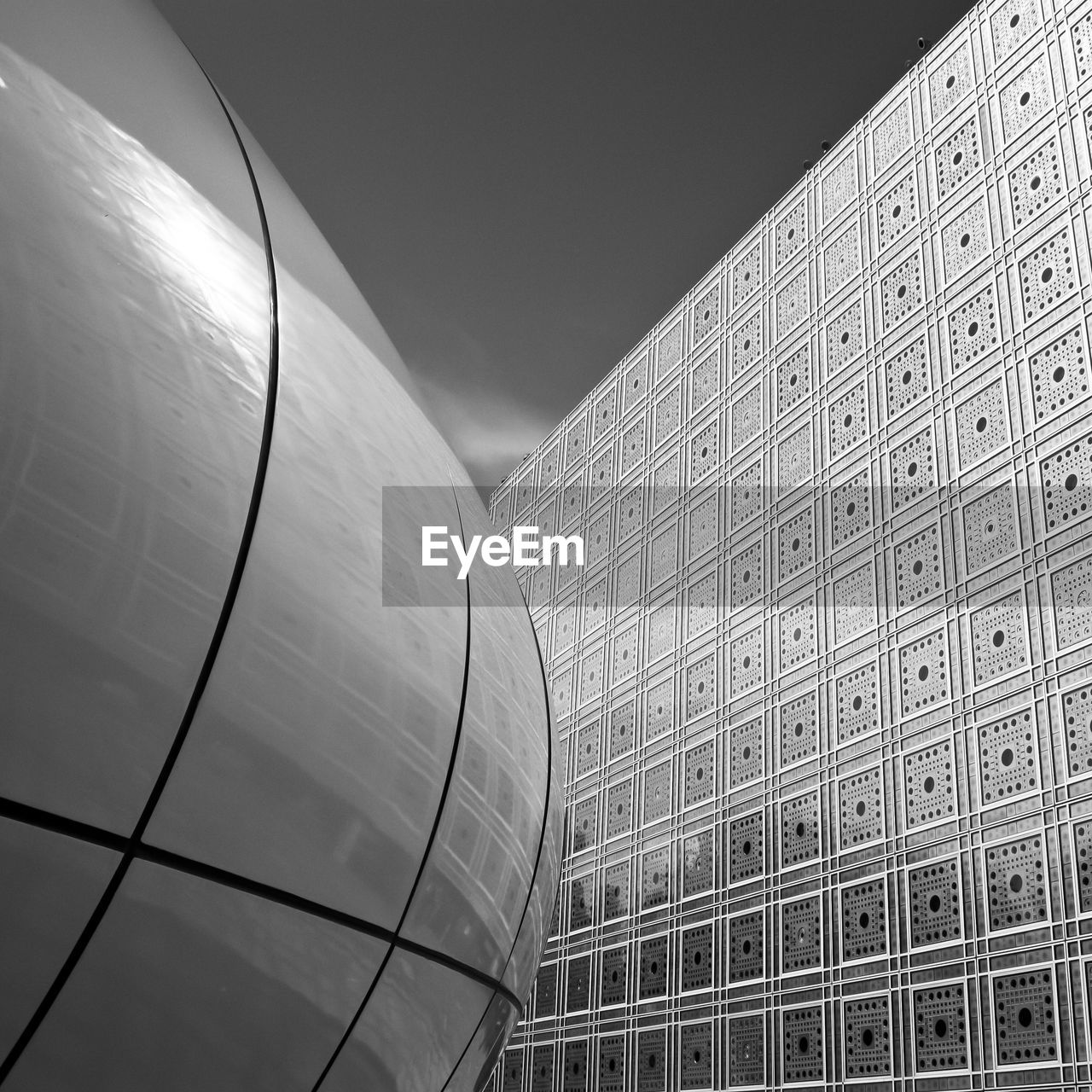 LOW ANGLE VIEW OF MODERN BUILDING AGAINST SKY IN CITY