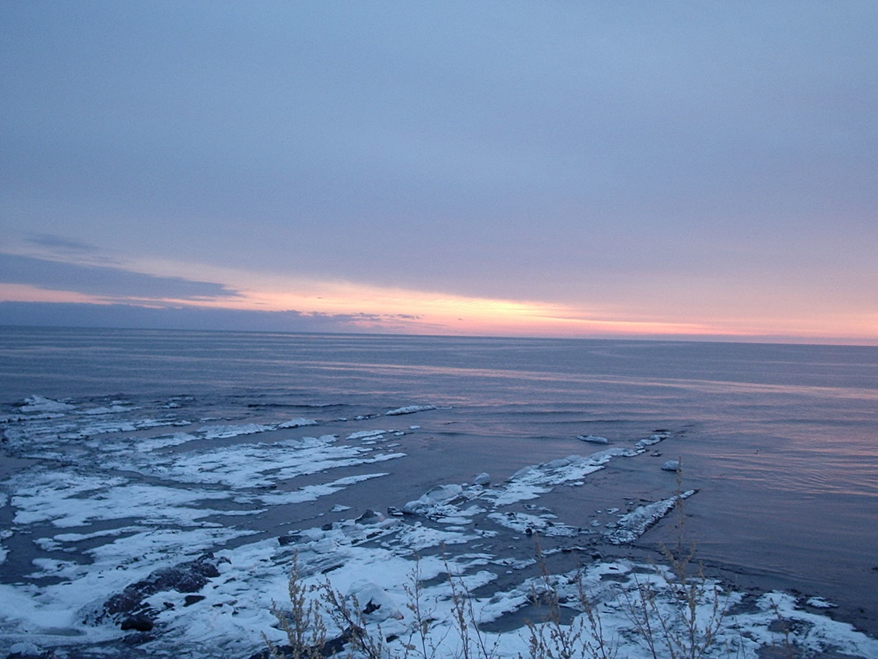 SCENIC VIEW OF FROZEN SEA AGAINST SKY