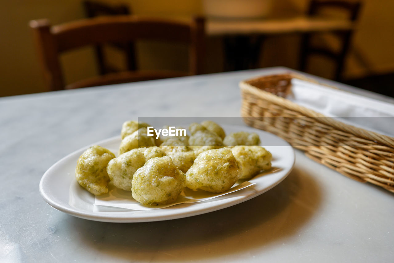 CLOSE-UP OF FOOD ON PLATE