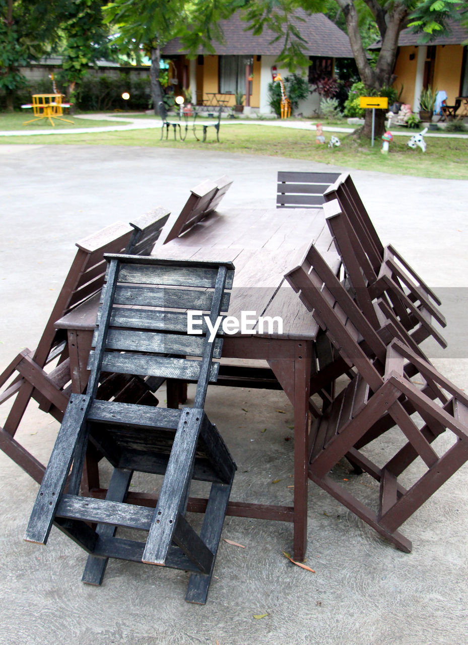 EMPTY CHAIRS AND TABLE IN RESTAURANT