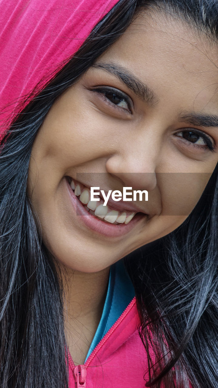 PORTRAIT OF SMILING WOMAN