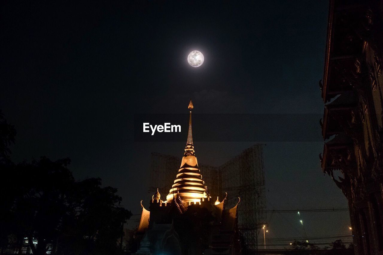 VIEW OF ILLUMINATED TEMPLE AGAINST SKY AT NIGHT