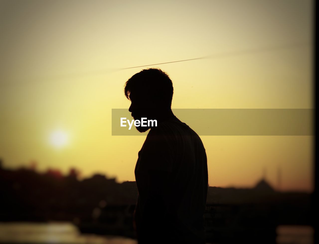 SIDE VIEW OF SILHOUETTE MAN LOOKING AT SUNSET