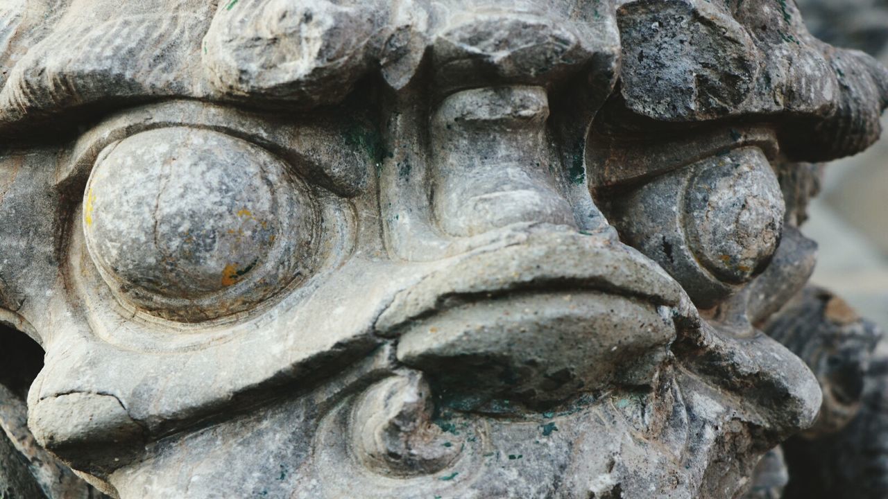 CLOSE-UP OF SCULPTURES